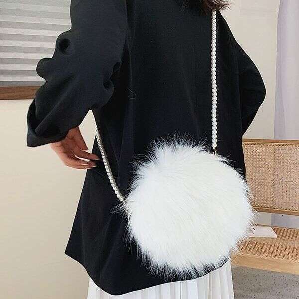 Internet Famous Plush For Women In Winter, New Pearl Chain, Stylish Versatile, With A Single Shoulder And Crossbody Small Round Bag