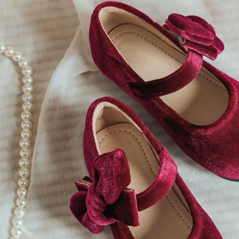 Fashionable baby girl princess velvet bow shoes elegant childrens flat shoes with soft soles for spring summer and winter birthdays baby shoes W241228