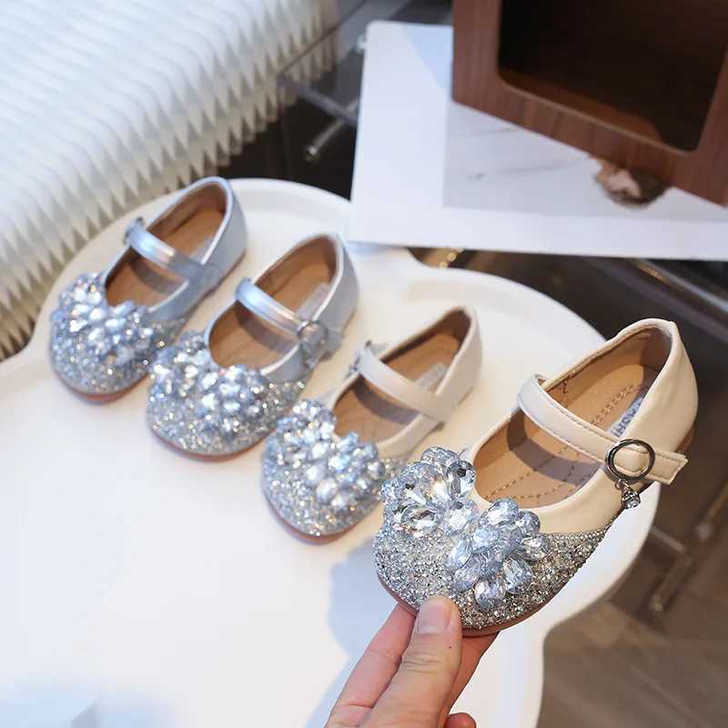 2024 New Womens Leather Shoes Childrens Sparkling Wedding Sandals Childrens Bow Water Diamond Princess Apartment Sparkling Non slip Single Shoes W2412