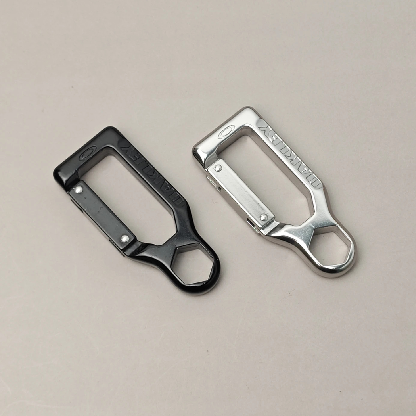 Fashion Creative Women Men Keychain 3D Black No 8 Poker A Bottle Opener ESSENTIAL ICON Carabiner Pendant Accessories Gifts 241227