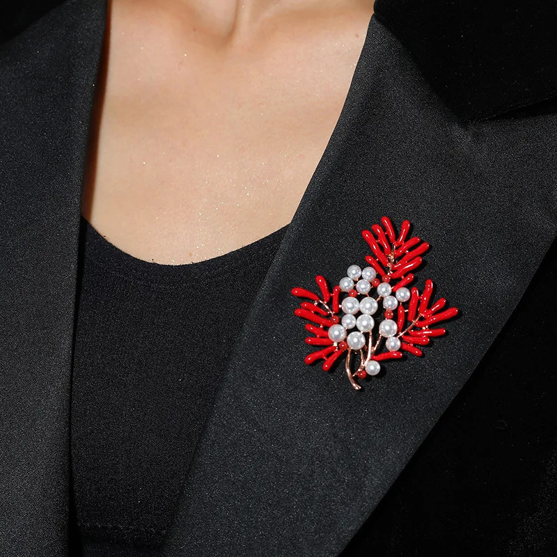 Red Maple Leaf Coral Pearl Brooch Pin for Women Jewelry Christmas Gifts Brooches for Clothing 241227