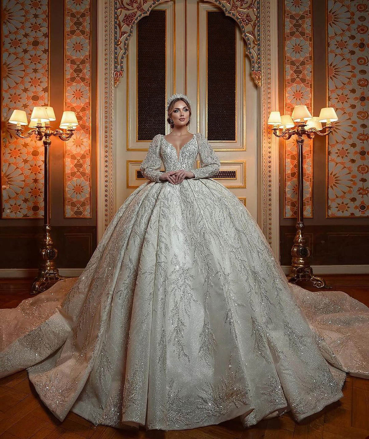 Luxury Ball Gown Wedding Dresses Bateau V-Neck Long Sleeve Lace Net Appliqued Sequins Cathedral Bridal Gowns Elegant Arabian Dubai Custom Made Vestido