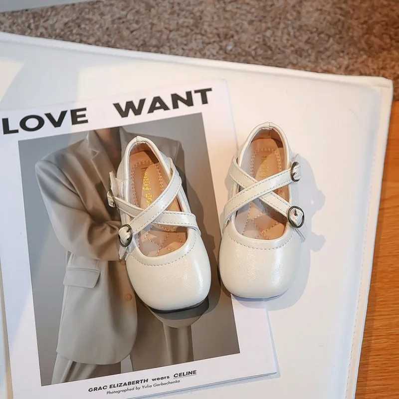 New girls Moccasin shoes square toes Versatile soft childrens fashion cross simple anti slip childrens leather shoes platform solid color W241228