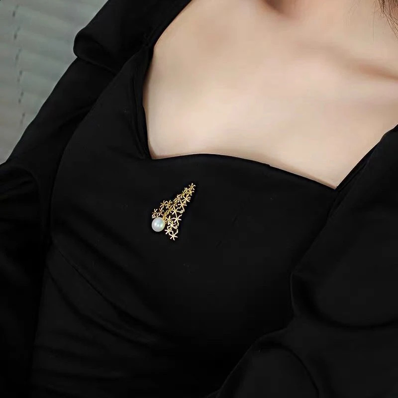 Golden Christmas Tree Snowflake Zirconia Inlaid in Snow Tree Natural Freshwater Pearl Brooch Exquisite Women Christmas Gift 241227