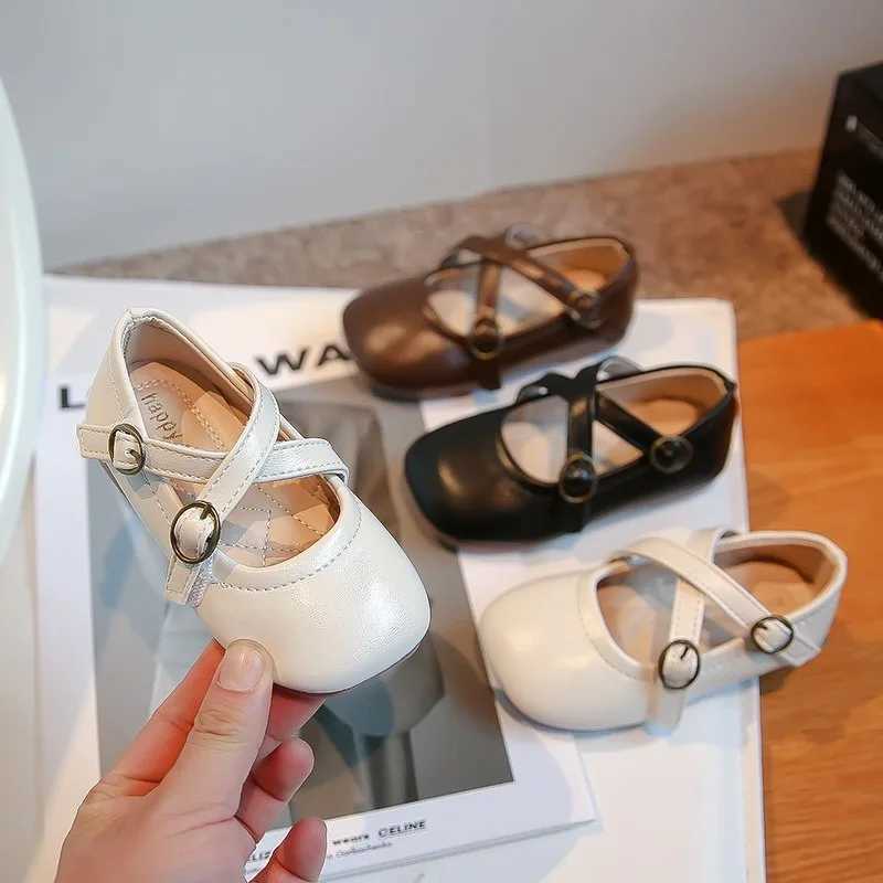 New girls Moccasin shoes square toes Versatile soft childrens fashion cross simple anti slip childrens leather shoes platform solid color W241228