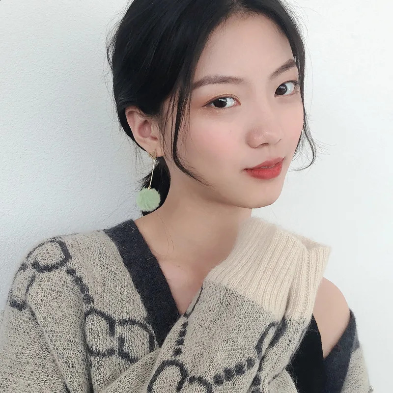 Korean Sweet Hair Ball Stud Earring for Women Jewelry Black Red Crystal Female Personality Simple Pink Plush Fur Earing 241226
