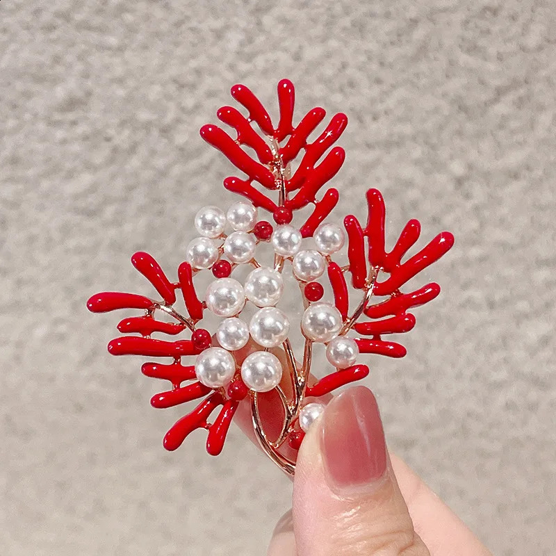 Red Maple Leaf Coral Pearl Brooch Pin for Women Jewelry Christmas Gifts Brooches for Clothing 241227