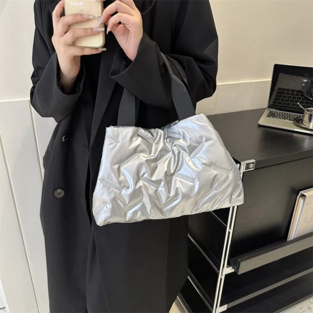 Retro Large Capacity Puffer Tote Bag Korean Style Quilted Down Cloud Handbag Lightweight Padded Space Cotton Underarm bag Daily 241226