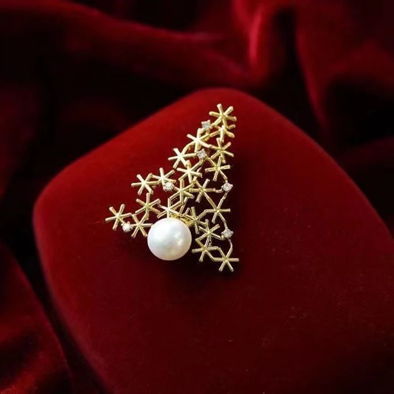 Golden Christmas Tree Snowflake Zirconia Inlaid in Snow Tree Natural Freshwater Pearl Brooch Exquisite Women Christmas Gift 241227