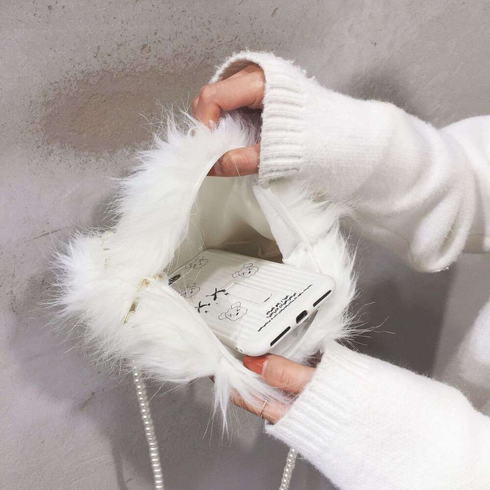 Internet Famous Plush For Women In Winter, New Pearl Chain, Stylish Versatile, With A Single Shoulder And Crossbody Small Round Bag
