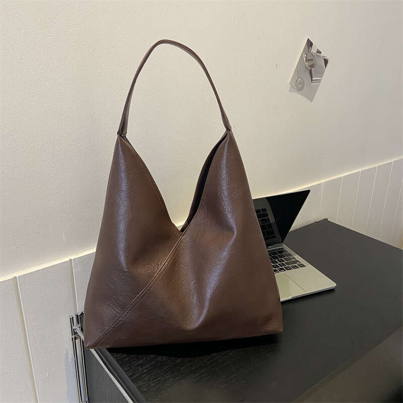 Soft Leather Retro Women's New Fashionable Large Capacity Single Shoulder Armpit Bag, Casual Versatile Commuting Tote Bag