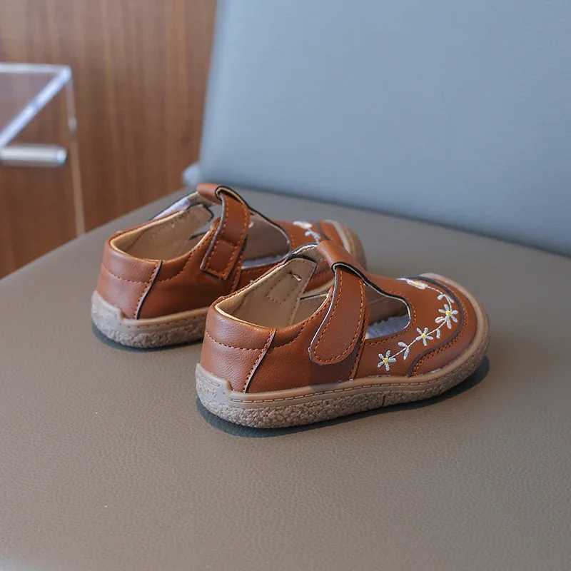 Childrens leather shoes fashionable embroidered floral girls flat shoes leather boots Versatile spring and autumn childrens princess shoes anti slip W