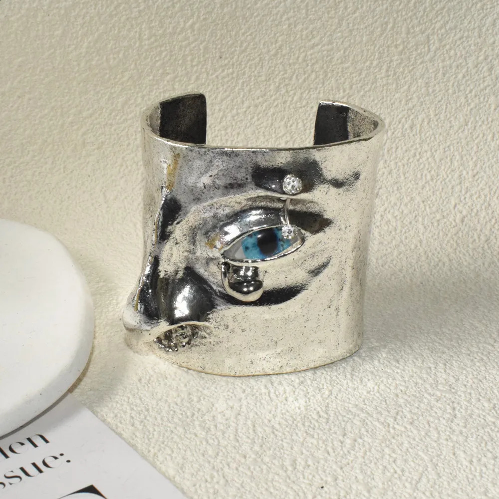 Exaggerated Vintage Alloy Plated Eyes Cuff Bracelet For Women Fashion Jewelry Gorgeous Hand Open Bracelet Accessory 241227