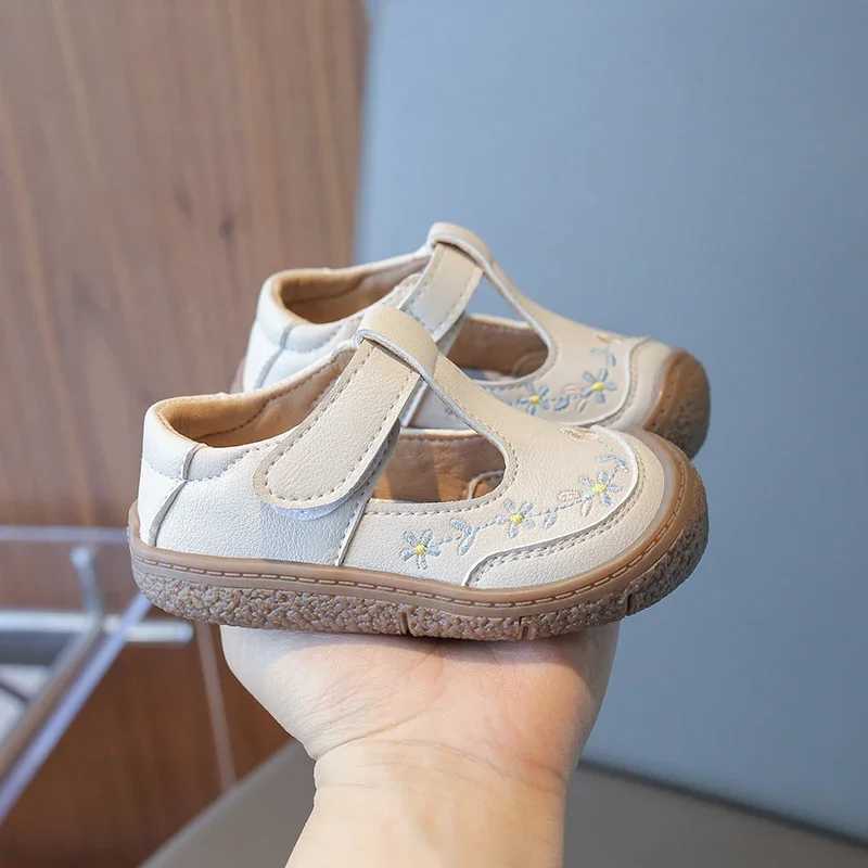 Childrens leather shoes fashionable embroidered floral girls flat shoes leather boots Versatile spring and autumn childrens princess shoes anti slip W