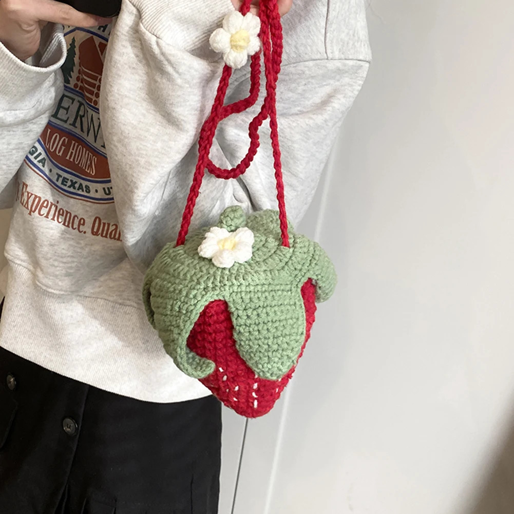 Cute Strawberry Shoulder Bag Handmade Fashion Cotton Rope Strawberry Crochet Tote Bag Knit Sling Purse for Women 241227