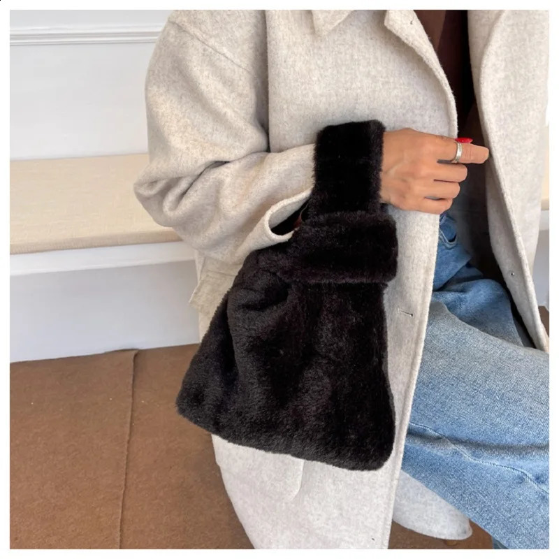 Soft Plush Ladies Wrist Purse Warm Faux Fur Small Tote Bag Winter Fluffy Women Handbag Solid Furry Quality 241226Z