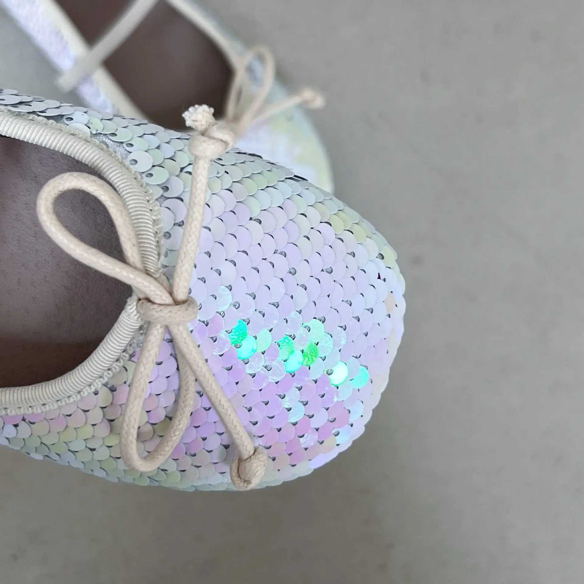 Two Tone Sequins Girls Ballet Dance Shoes Sweet Mermaid Scales Bow Childrens Flat Shoes Evening For Kids Shoes W241228