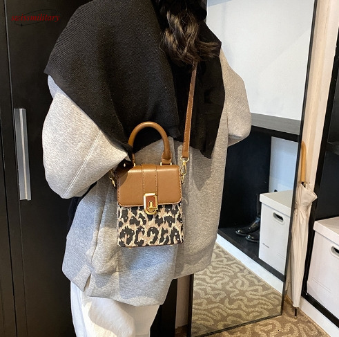Retro texture small bag for women 2025 autumn and winter new Korean version versatile single shoulder mobile phone bag, hand-held crossbody small squa