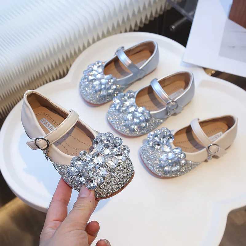 2024 New Womens Leather Shoes Childrens Sparkling Wedding Sandals Childrens Bow Water Diamond Princess Apartment Sparkling Non slip Single Shoes W2412