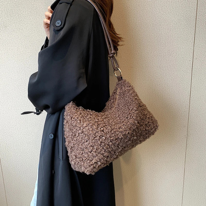 2023 New Plush Fabric Women's Shoulder Crossbody Small Fashion Lambs Wool Fluffy Fur Winter Female Bag Designer Handbags Convertible Bags