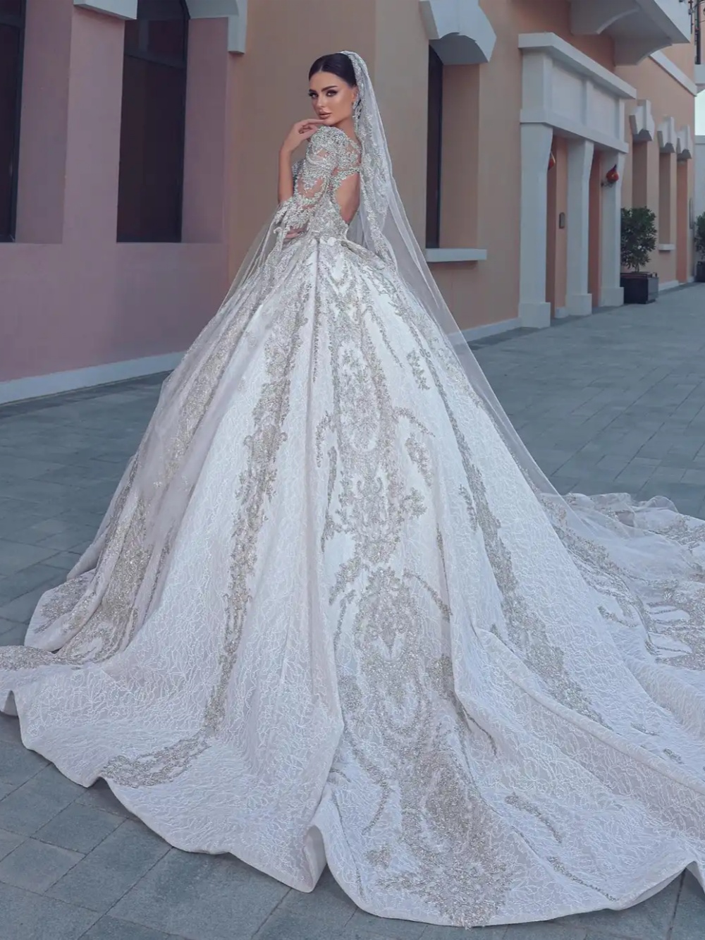 Princess Ball Gowns Wedding Dress With Veil Crystal Beaded Sweetheart Neck Bridal Dress Customized Backless Sweep Train Bride Gown