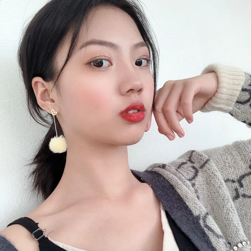 Korean Sweet Hair Ball Stud Earring for Women Jewelry Black Red Crystal Female Personality Simple Pink Plush Fur Earing 241226