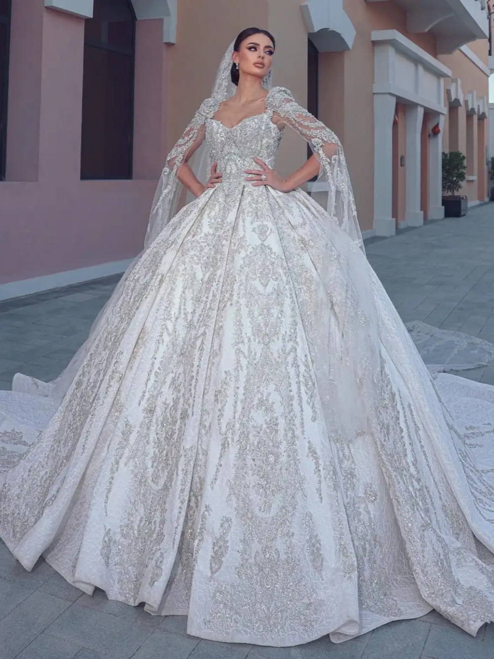 Princess Ball Gowns Wedding Dress With Veil Crystal Beaded Sweetheart Neck Bridal Dress Customized Backless Sweep Train Bride Gown