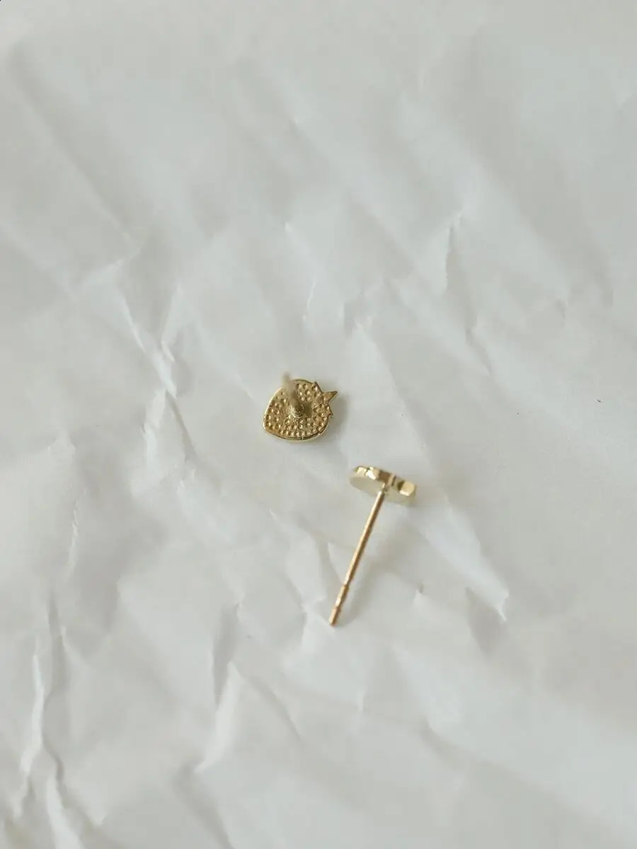 GOLDtutu Pure 9K Gold Earrings Lovely Red Strawberry Mini Japanese and Korean Fruit Earbone Fine kj475 241226