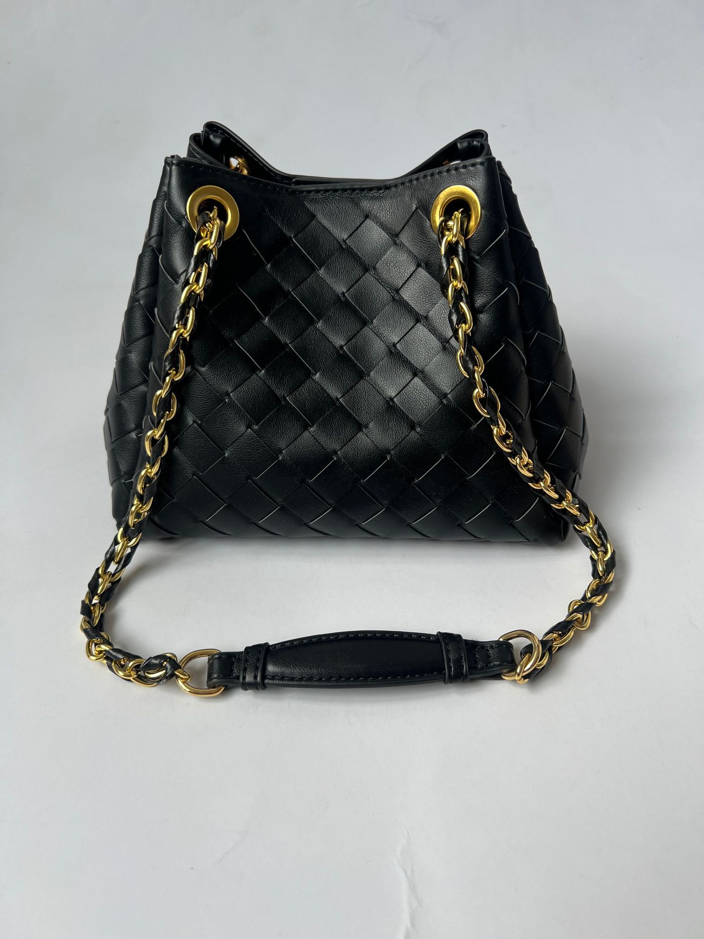 Bag Woven Metal Rope Buckle Shoulder Hand-Held Commuting Bucket Bag, Versatile And Fashionable Parachute Bag For Women
