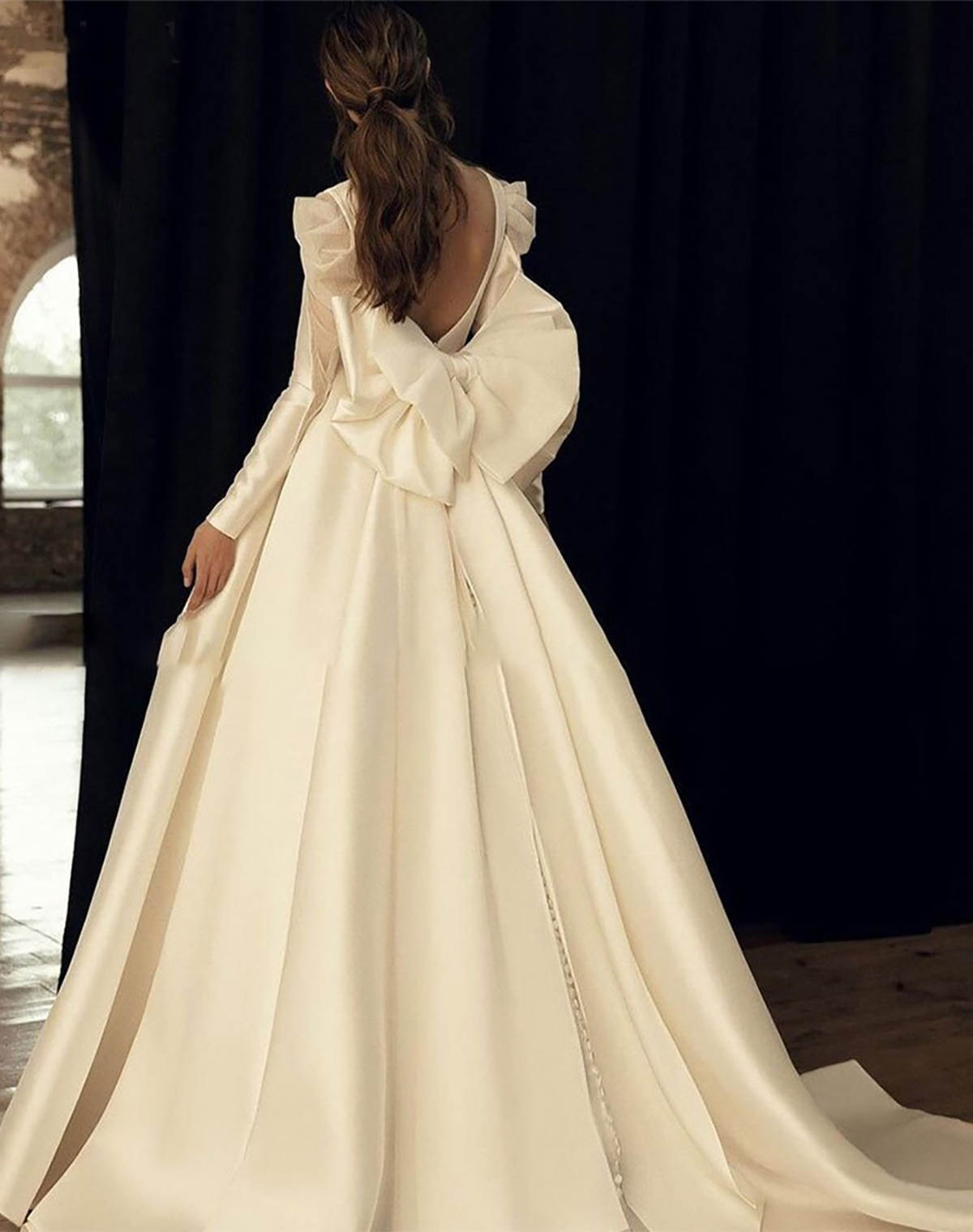 Brilliant Ball Gown Wedding Dresses V-Neck Bateau Long Sleeveless Lace Net Cathedral Bridal Gowns Elegant Arabian Dubai Custom Made Vestidos De Novia