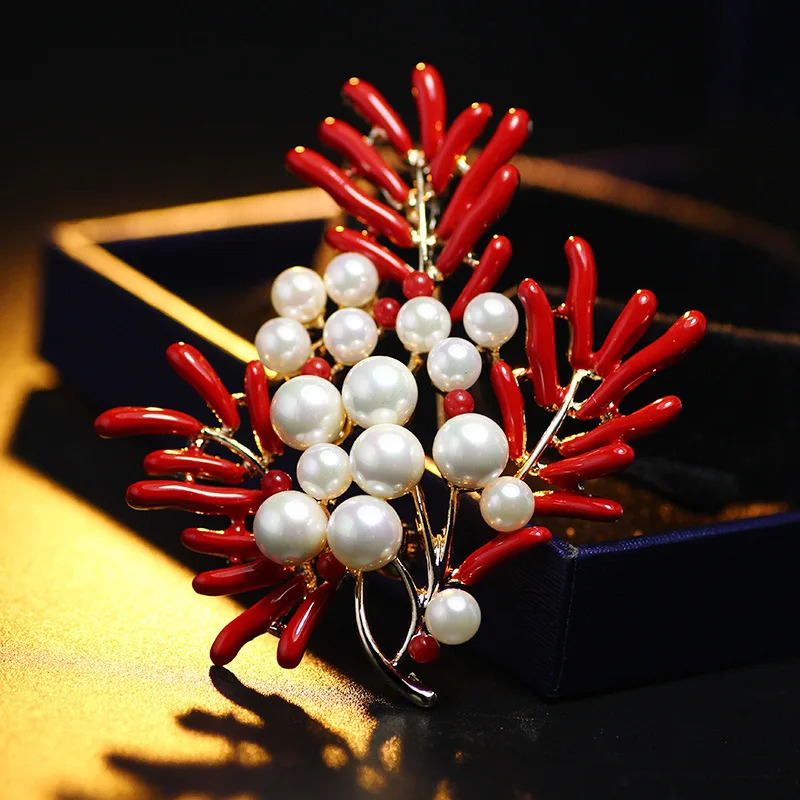 Red Maple Leaf Coral Pearl Brooch Pin for Women Jewelry Christmas Gifts Brooches for Clothing 241227