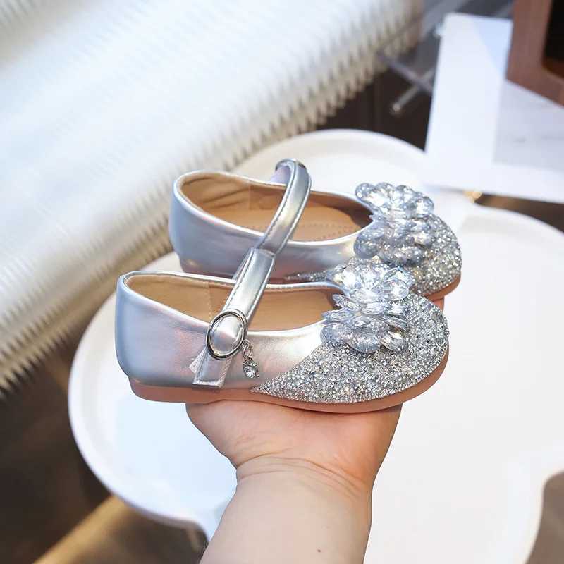 2024 New Womens Leather Shoes Childrens Sparkling Wedding Sandals Childrens Bow Water Diamond Princess Apartment Sparkling Non slip Single Shoes W2412