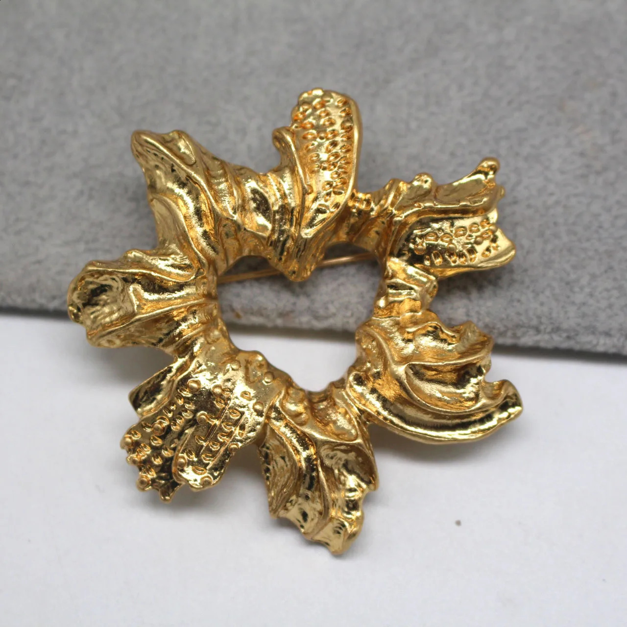 Niche medieval vintage n personality French floral style Vintage womens brooch clothing accessories 241227