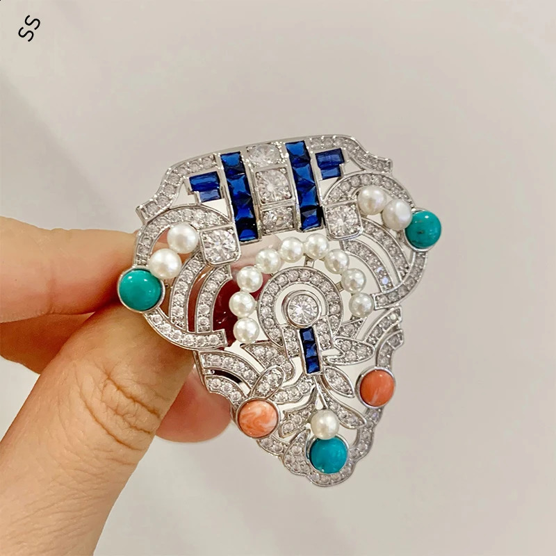 High-end n Inlaid Zircon Gems Silver Brooches Pearl Shield Classic Mens and Womens Clothing Accessories 241227