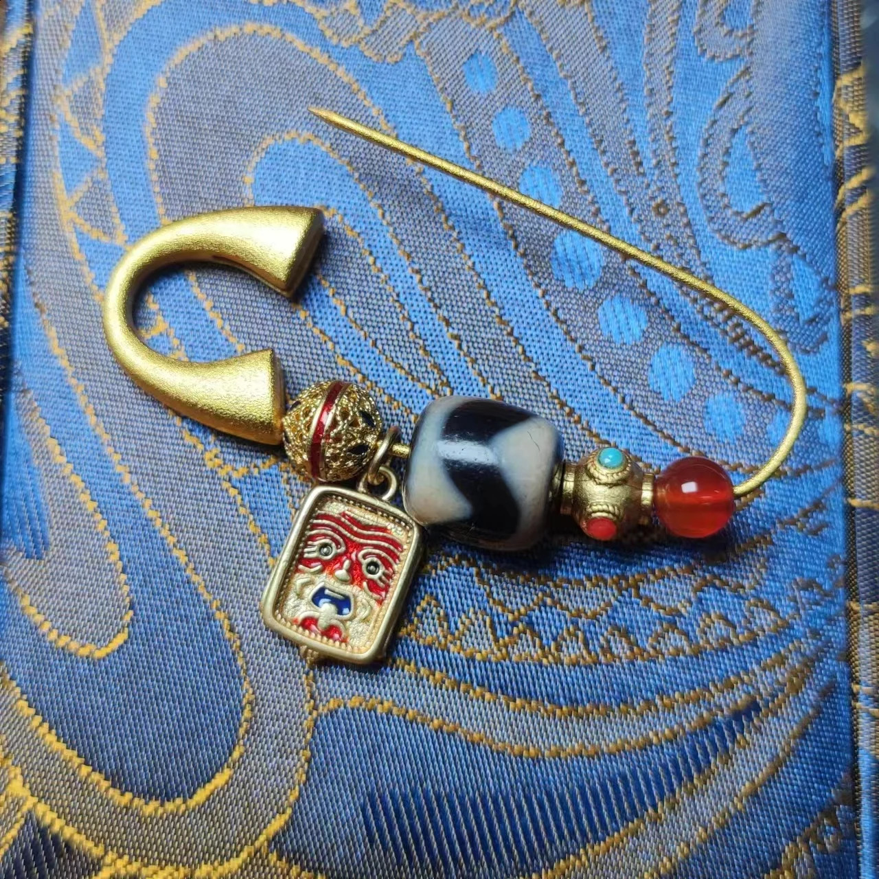 1pcs/lot Natural Old Agate/Tiger Tooth Pattern/Dzi Brooch pin Red Zakiram Years Christmas gifts Accessories for coats taki 241227