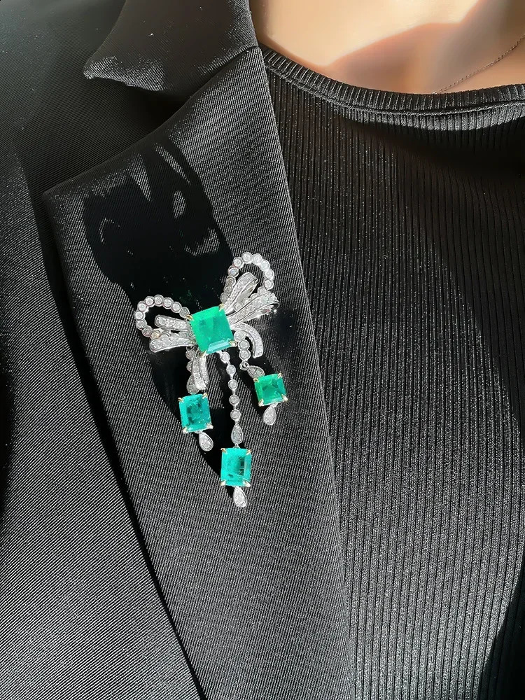 Desire European and American high-end 925 sterling silver artificial emerald bow brooch inlaid with grand sweater 241227