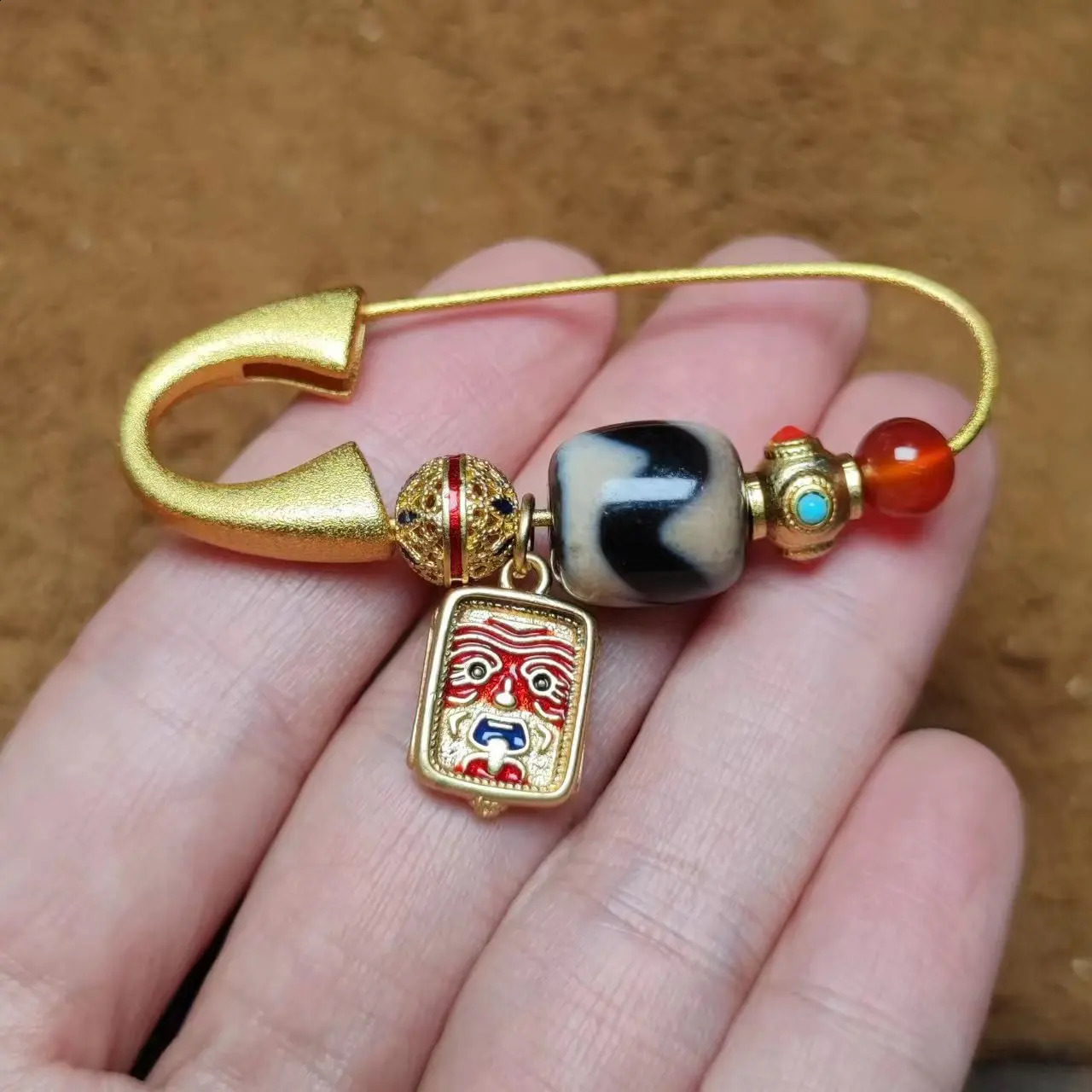 1pcs/lot Natural Old Agate/Tiger Tooth Pattern/Dzi Brooch pin Red Zakiram Years Christmas gifts Accessories for coats taki 241227