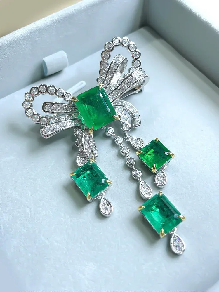 Desire European and American high-end 925 sterling silver artificial emerald bow brooch inlaid with grand sweater 241227