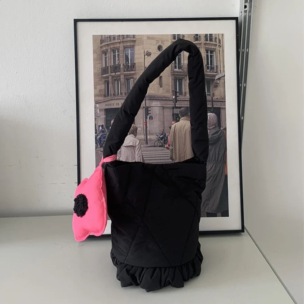 Cute Flower Quilted Bucket Bag Lingge Padded Shoulder Bag Space Cotton Tote Bags for Women Handbags 2025 Nylon Shopper 241227