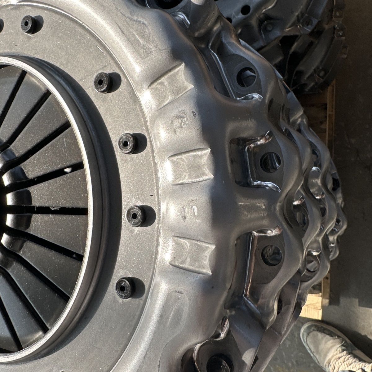 EQ395 push pressure plate reinforced diaphragm clutch assembly suitable for dongfeng dayun auto tianjing