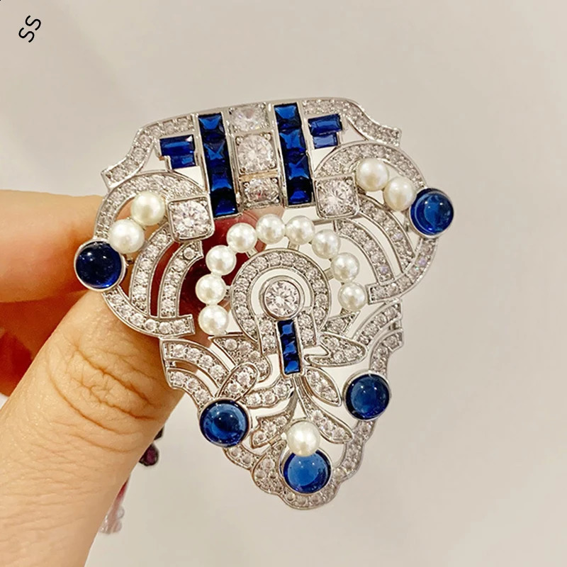 High-end n Inlaid Zircon Gems Silver Brooches Pearl Shield Classic Mens and Womens Clothing Accessories 241227