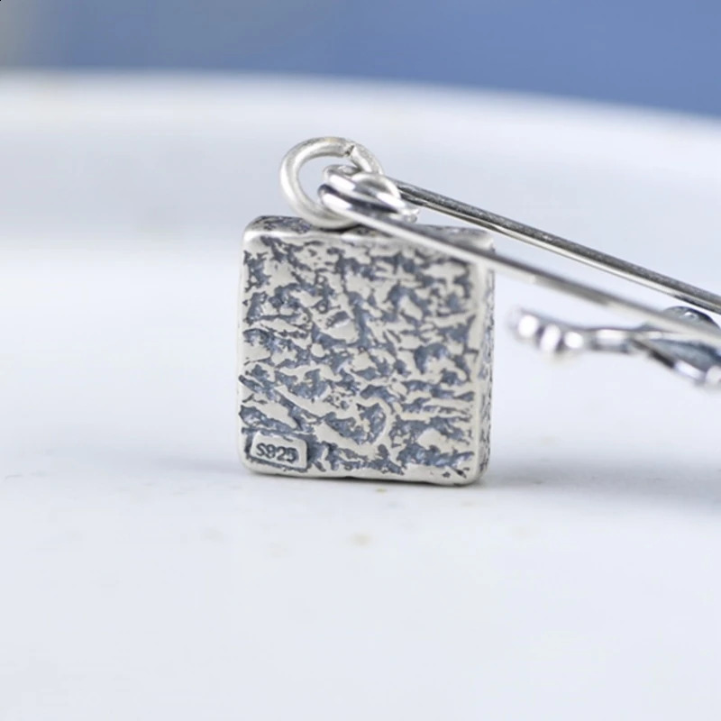 S925 Sterling Silver Brooches for Women Womens Fashion Enamel Feather Southred Agate XI Pin Corsage Jewelry Wholesale 241227