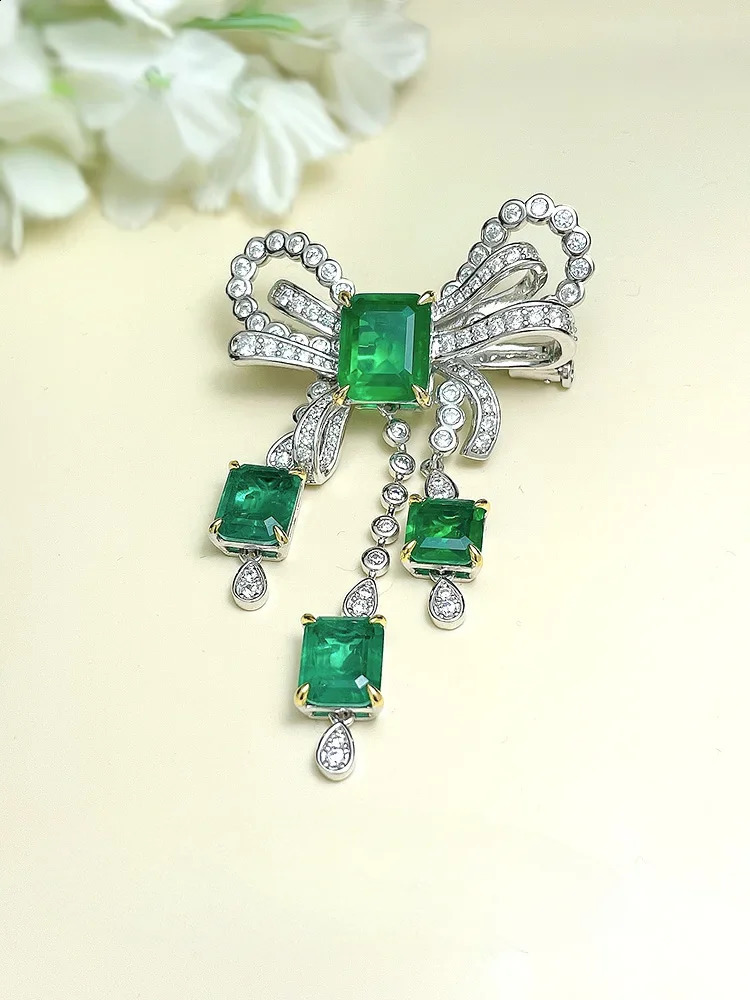 Desire European and American high-end 925 sterling silver artificial emerald bow brooch inlaid with grand sweater 241227