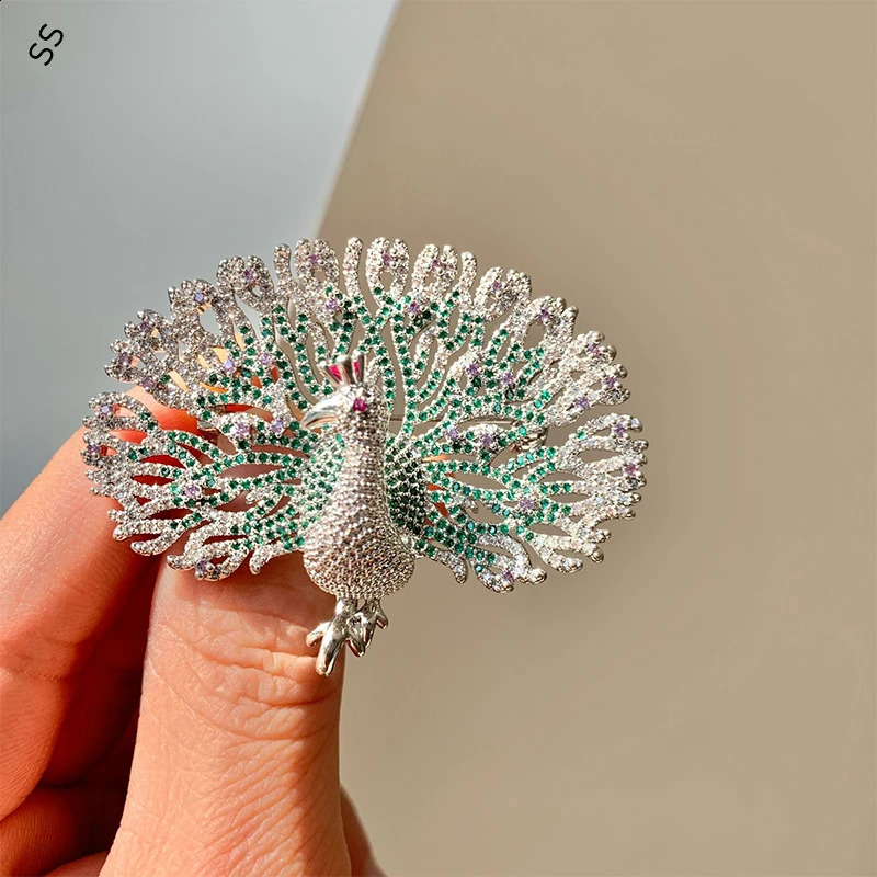 Exquisite Copper Inlaid Zircon Peacock Brooch Atmospheric Suit Animal Corsage Pin Gift for Friend Garment Accessories 241227