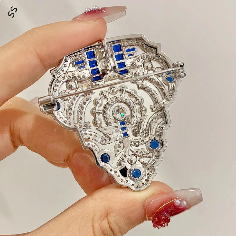 High-end n Inlaid Zircon Gems Silver Brooches Pearl Shield Classic Mens and Womens Clothing Accessories 241227