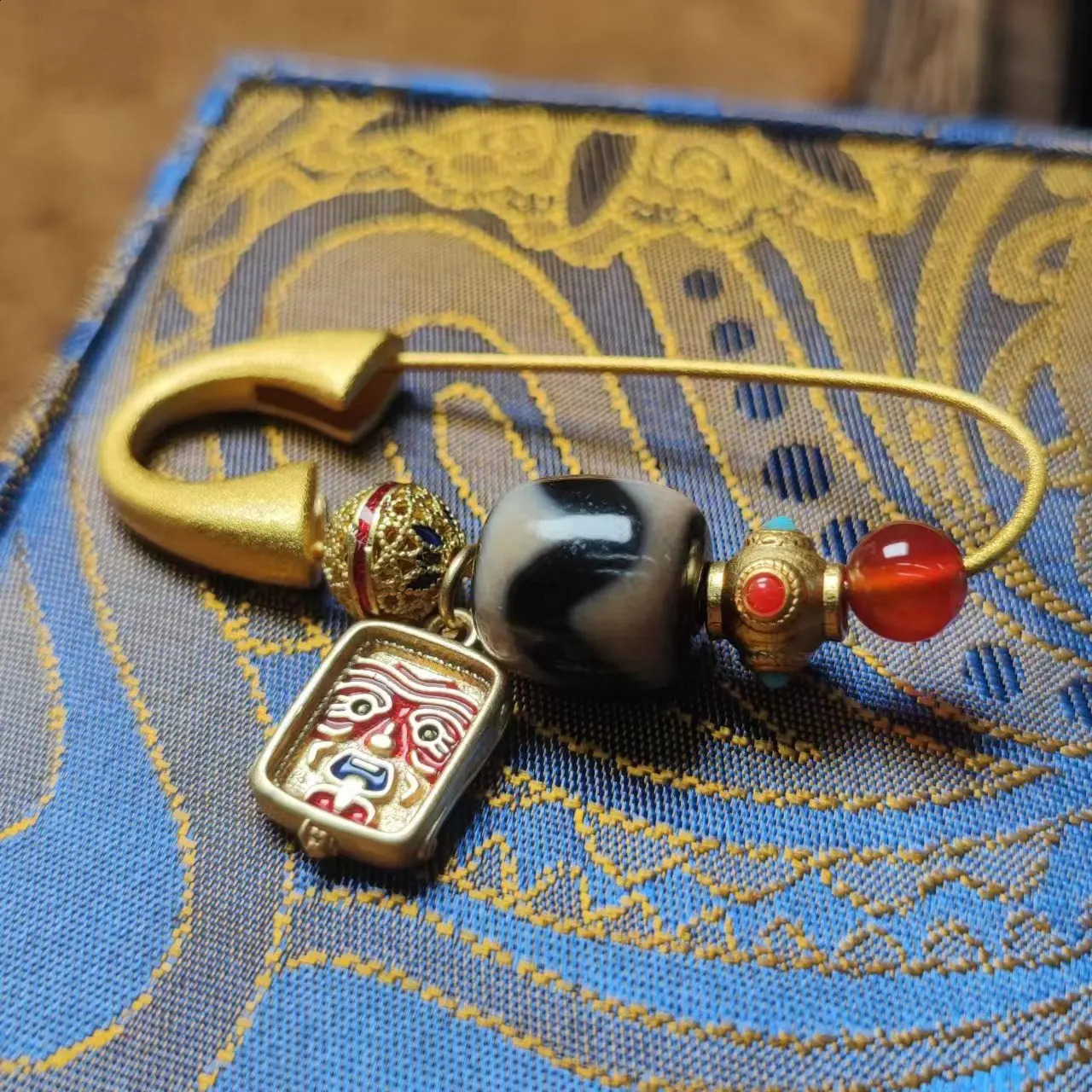 1pcs/lot Natural Old Agate/Tiger Tooth Pattern/Dzi Brooch pin Red Zakiram Years Christmas gifts Accessories for coats taki 241227