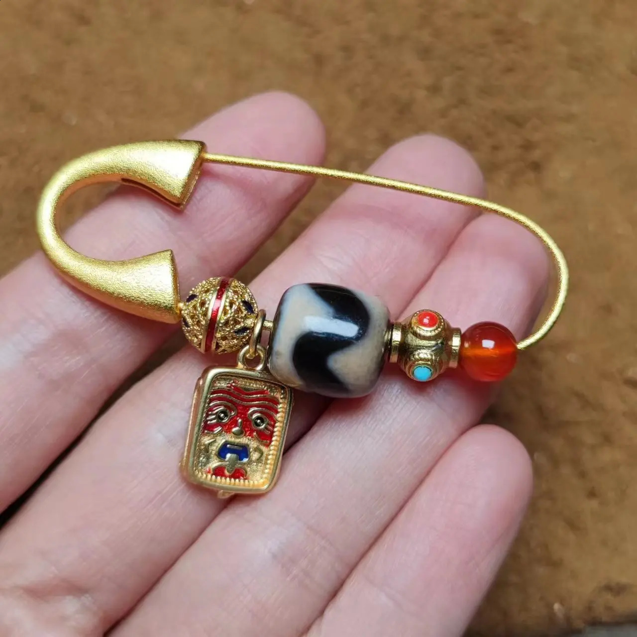 1pcs/lot Natural Old Agate/Tiger Tooth Pattern/Dzi Brooch pin Red Zakiram Years Christmas gifts Accessories for coats taki 241227