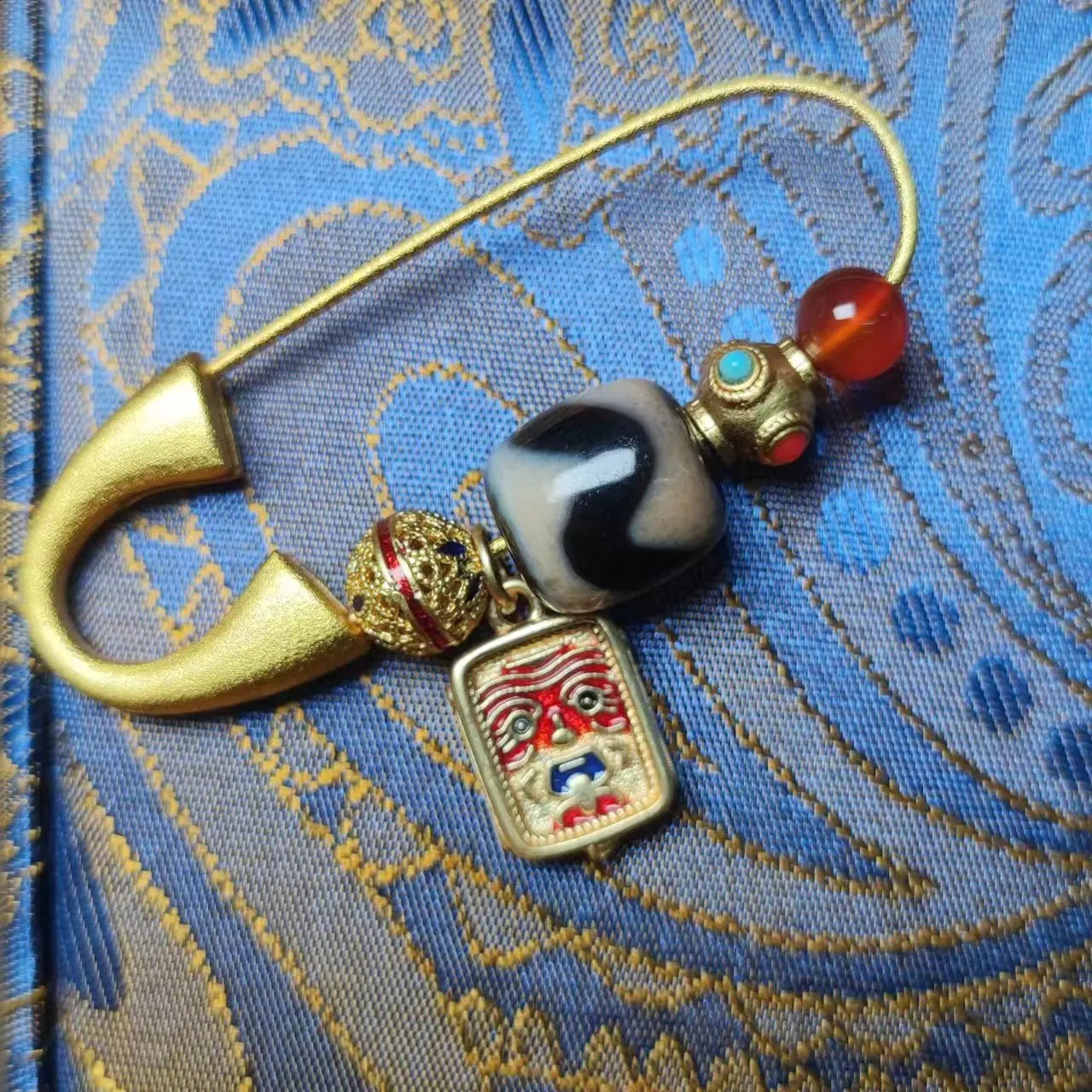 1pcs/lot Natural Old Agate/Tiger Tooth Pattern/Dzi Brooch pin Red Zakiram Years Christmas gifts Accessories for coats taki 241227