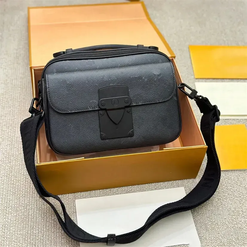 Mens Bag Shoulder Designer Leather Crossbody Classic Bags Paris Design High Quality Embossed Pattern Solid Lock