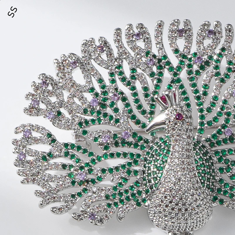 Exquisite Copper Inlaid Zircon Peacock Brooch Atmospheric Suit Animal Corsage Pin Gift for Friend Garment Accessories 241227